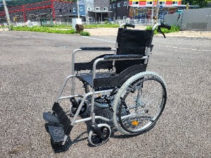 알루미늄 기본형 휠체어 E32 보호자용 브레이크 수동휠체어